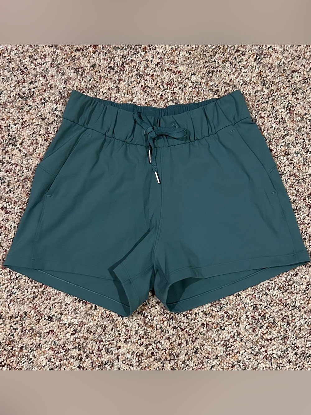 Lululemon On The Fly 2.5" Short in Green Smoke Size 4